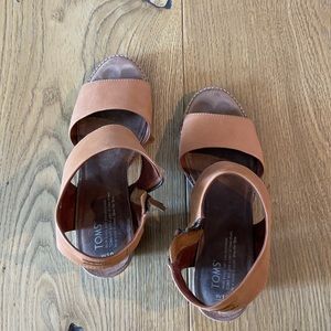 Tom’s brown sandals.